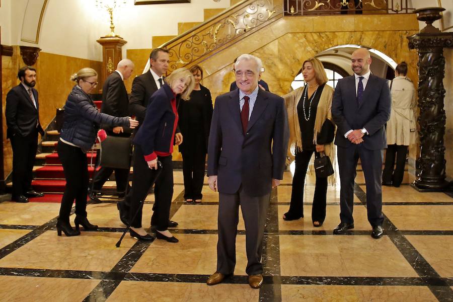 El Premio Princesa de Asturias de las Artes relató en el teatro gijonés episodios de su infancia, además de reconocer que su primera película, 'Malas Calles', lo cambio todo y fue la «mejor época» de su vida a nivel profesional.