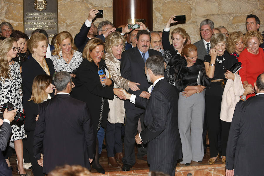 Don Felipe y doña Letizia acuden al Auditorio de Oviedo, en el que disfrutan de la interpretación de disfrutan de la interpretación del Stábat Mater a cargo de la Orquesta Sinfónica del Principado.