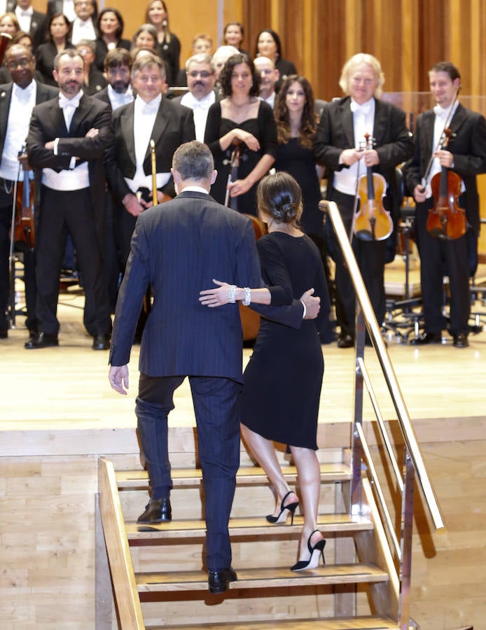 Don Felipe y doña Letizia acuden al Auditorio de Oviedo, en el que disfrutan de la interpretación de disfrutan de la interpretación del Stábat Mater a cargo de la Orquesta Sinfónica del Principado.