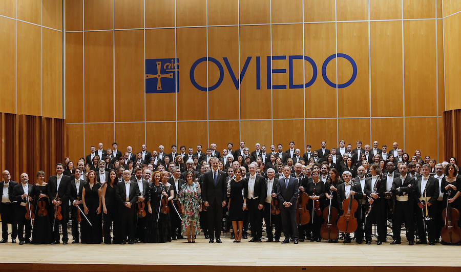 Don Felipe y doña Letizia acuden al Auditorio de Oviedo, en el que disfrutan de la interpretación de disfrutan de la interpretación del Stábat Mater a cargo de la Orquesta Sinfónica del Principado.