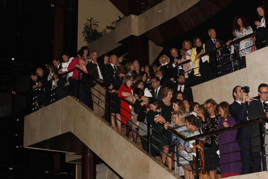 Don Felipe y doña Letizia acuden al Auditorio de Oviedo, en el que disfrutan de la interpretación de disfrutan de la interpretación del Stábat Mater a cargo de la Orquesta Sinfónica del Principado.