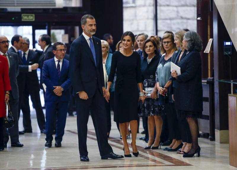 Don Felipe y doña Letizia acuden al Auditorio de Oviedo, en el que disfrutan de la interpretación de disfrutan de la interpretación del Stábat Mater a cargo de la Orquesta Sinfónica del Principado.