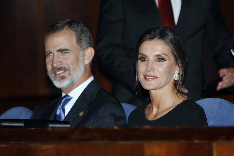 Don Felipe y doña Letizia acuden al Auditorio de Oviedo, en el que disfrutan de la interpretación de disfrutan de la interpretación del Stábat Mater a cargo de la Orquesta Sinfónica del Principado.