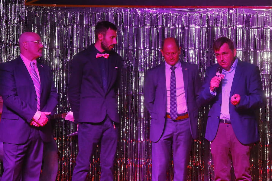 Afectadas por la enfermedad desfilan en la Casa de la Vida en un ejemplo de coraje.