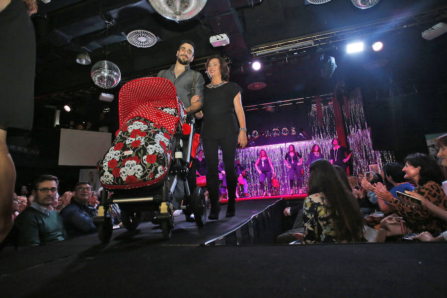 Afectadas por la enfermedad desfilan en la Casa de la Vida en un ejemplo de coraje.