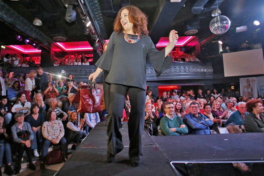 Afectadas por la enfermedad desfilan en la Casa de la Vida en un ejemplo de coraje.