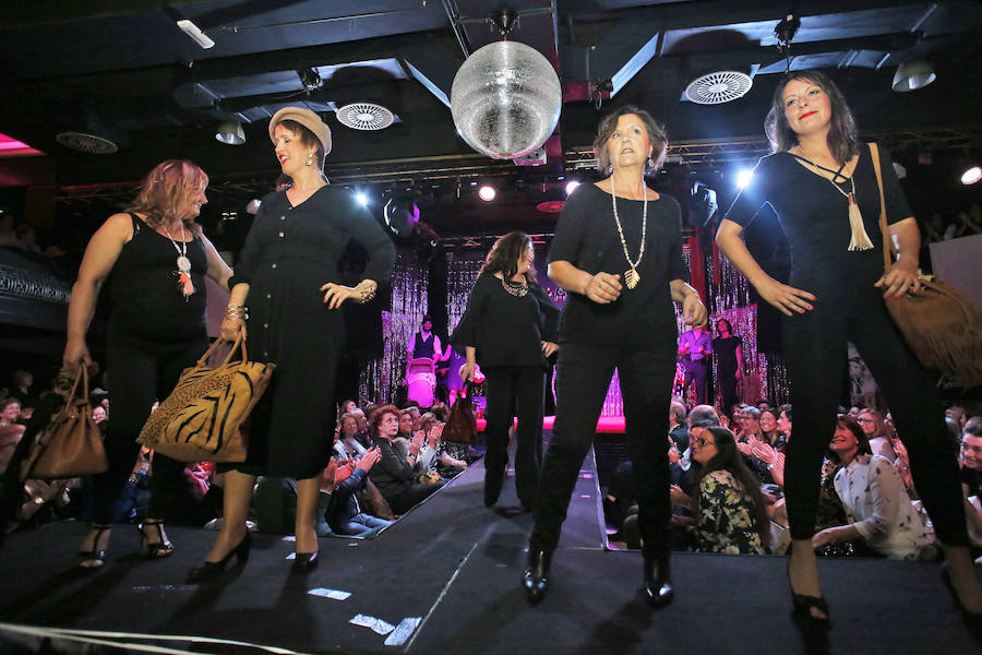 Afectadas por la enfermedad desfilan en la Casa de la Vida en un ejemplo de coraje.