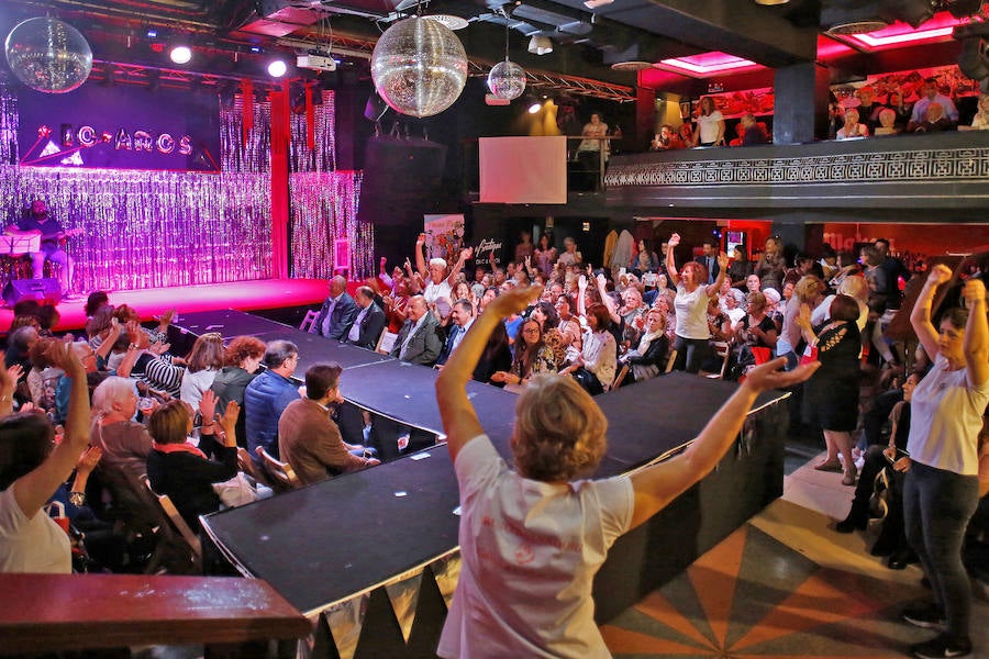 Afectadas por la enfermedad desfilan en la Casa de la Vida en un ejemplo de coraje.