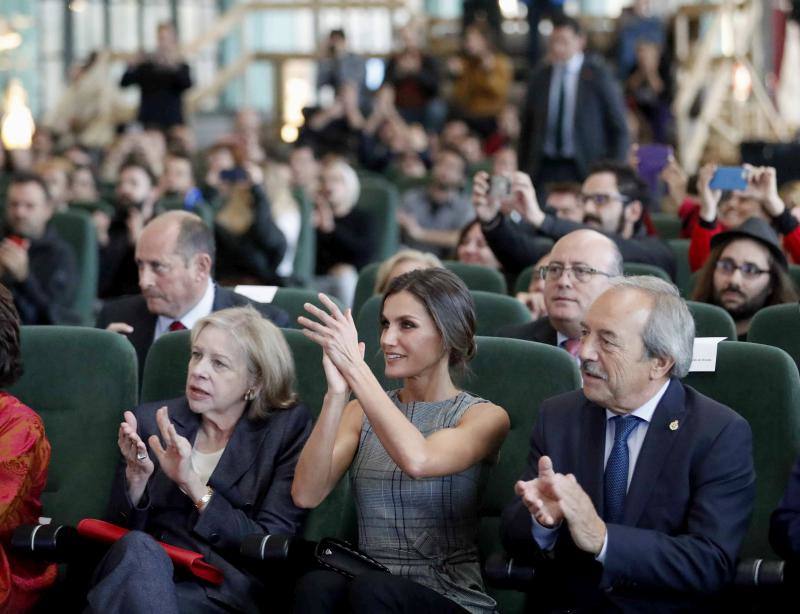 Doña Letizia acude a la Fábrica de Armas de La Vega para ver la actividad guiada por Martin Scorsese. Un encuentro del Premio Princesa de las Artes 2018 con jóvenes cineastas 