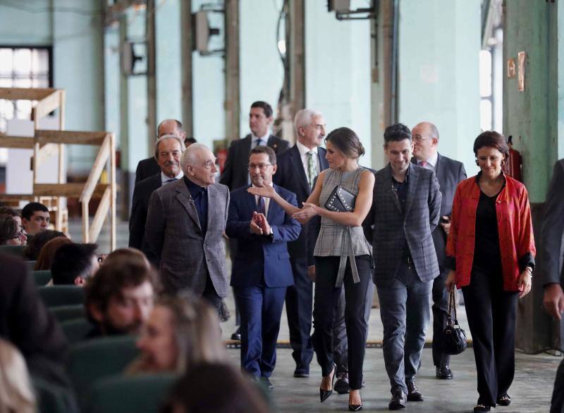 Doña Letizia acude a la Fábrica de Armas de La Vega para ver la actividad guiada por Martin Scorsese. Un encuentro del Premio Princesa de las Artes 2018 con jóvenes cineastas 