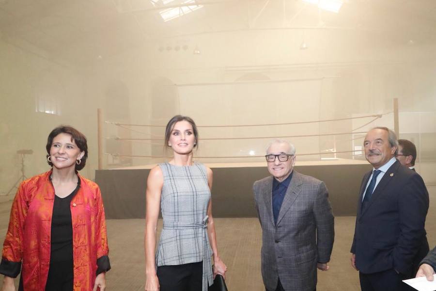 Doña Letizia acude a la Fábrica de Armas de La Vega para ver la actividad guiada por Martin Scorsese. Un encuentro del Premio Princesa de las Artes 2018 con jóvenes cineastas 