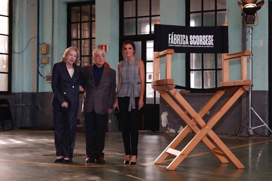 Doña Letizia acude a la Fábrica de Armas de La Vega para ver la actividad guiada por Martin Scorsese. Un encuentro del Premio Princesa de las Artes 2018 con jóvenes cineastas 