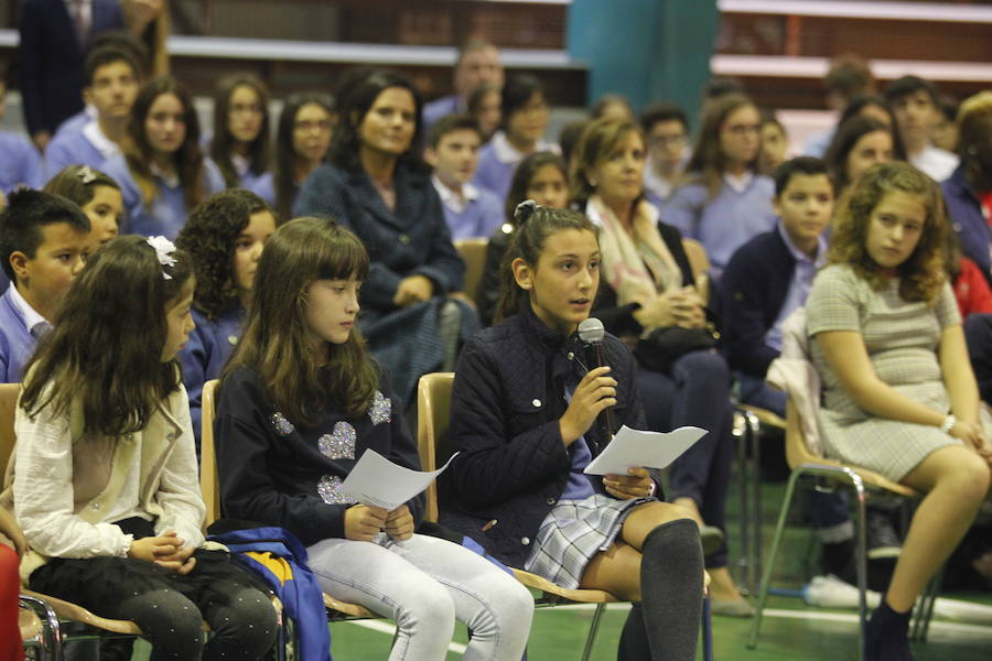 Los representantes de la ONG, galardonada con el Premio Princesa de Asturias de Cooperación Internacional 2018, se reunieron con alumnos de Primaria e inauguraron una exposición con dibujos realizados por los jóvenes estudiantes. 