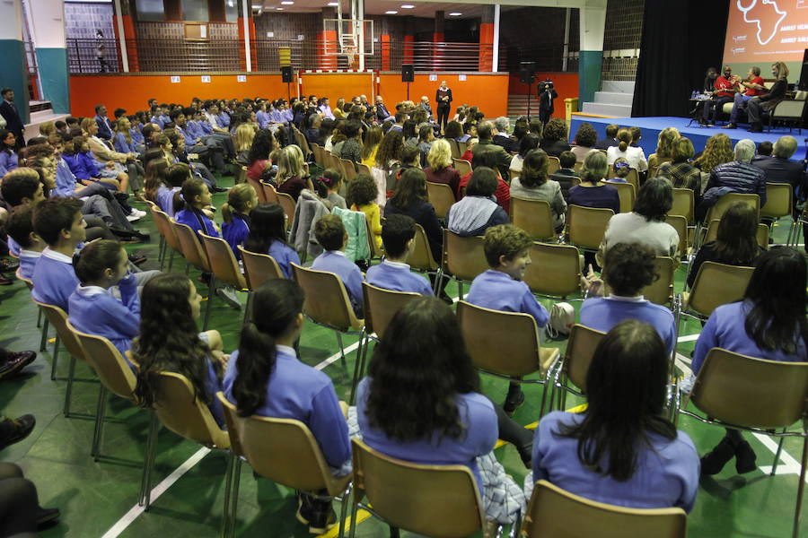 Los representantes de la ONG, galardonada con el Premio Princesa de Asturias de Cooperación Internacional 2018, se reunieron con alumnos de Primaria e inauguraron una exposición con dibujos realizados por los jóvenes estudiantes. 