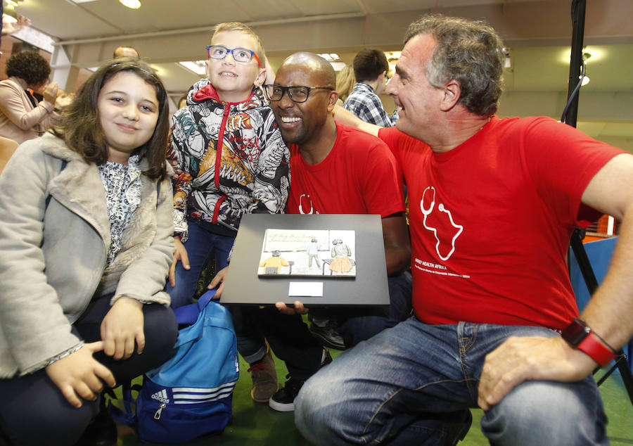 Los representantes de la ONG, galardonada con el Premio Princesa de Asturias de Cooperación Internacional 2018, se reunieron con alumnos de Primaria e inauguraron una exposición con dibujos realizados por los jóvenes estudiantes. 