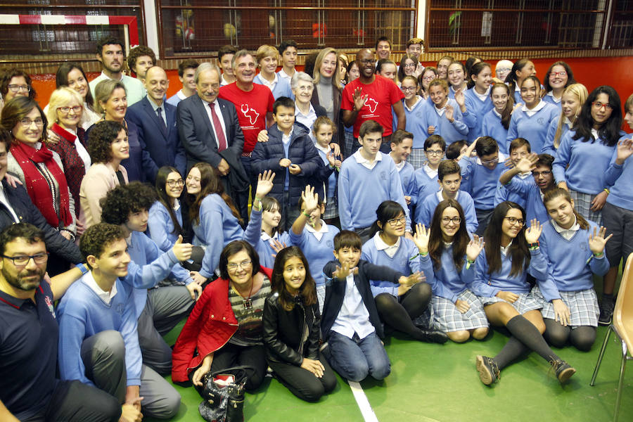 Los representantes de la ONG, galardonada con el Premio Princesa de Asturias de Cooperación Internacional 2018, se reunieron con alumnos de Primaria e inauguraron una exposición con dibujos realizados por los jóvenes estudiantes. 