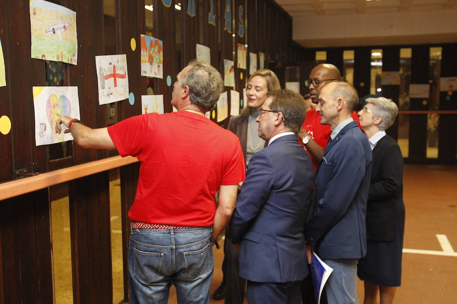 Los representantes de la ONG, galardonada con el Premio Princesa de Asturias de Cooperación Internacional 2018, se reunieron con alumnos de Primaria e inauguraron una exposición con dibujos realizados por los jóvenes estudiantes. 