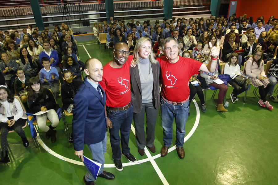 Los representantes de la ONG, galardonada con el Premio Princesa de Asturias de Cooperación Internacional 2018, se reunieron con alumnos de Primaria e inauguraron una exposición con dibujos realizados por los jóvenes estudiantes. 