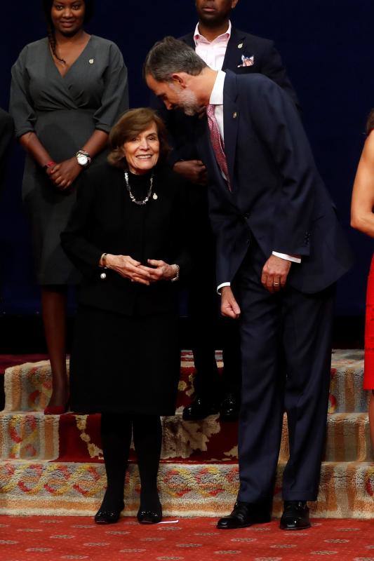 Los Reyes don Felipe y doña Letizia reciben a los Premios Fin de Carrera, los reconocidos con las Medallas del Principado y a los patronos de la Fundación. También han posado con los galardonados con los Premios Princesa. 