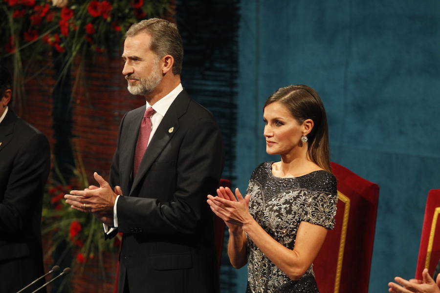 Los Reyes entregaron los ocho galardones en un Campoamor rendido a los premiados, cuyas «vidas ejemplares» fueron destacadas por Don Felipe.