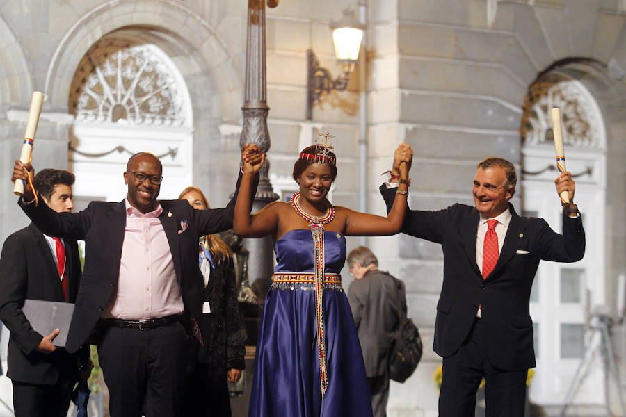 Los Reyes entregaron los ocho galardones en un Campoamor rendido a los premiados, cuyas «vidas ejemplares» fueron destacadas por Don Felipe.