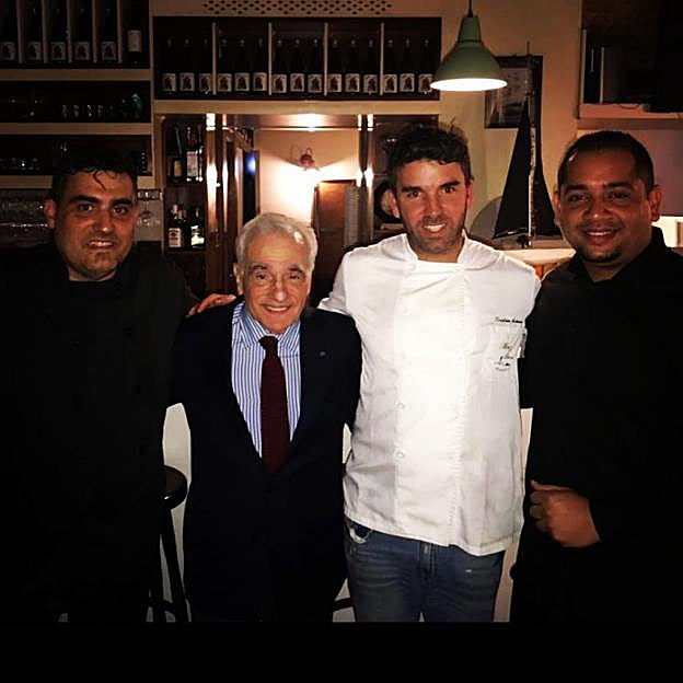 Scorsese, con el personal del restaurante La Mar de Llanes, en Oviedo, el miércoles por la noche. 