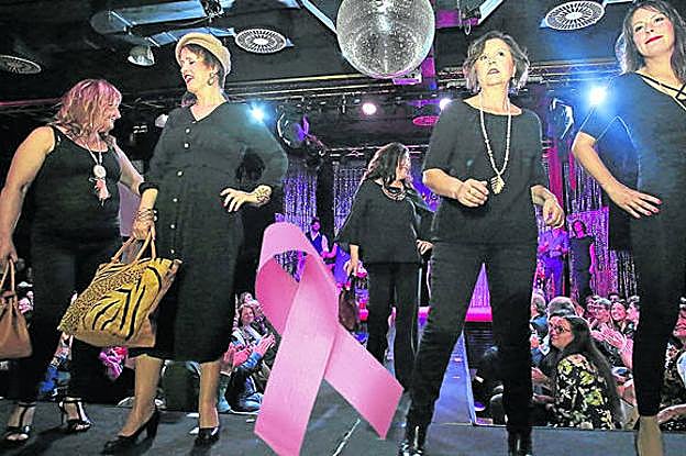 Modelos de excepción en el pase de complementos, uno de los primeros de la noche. 