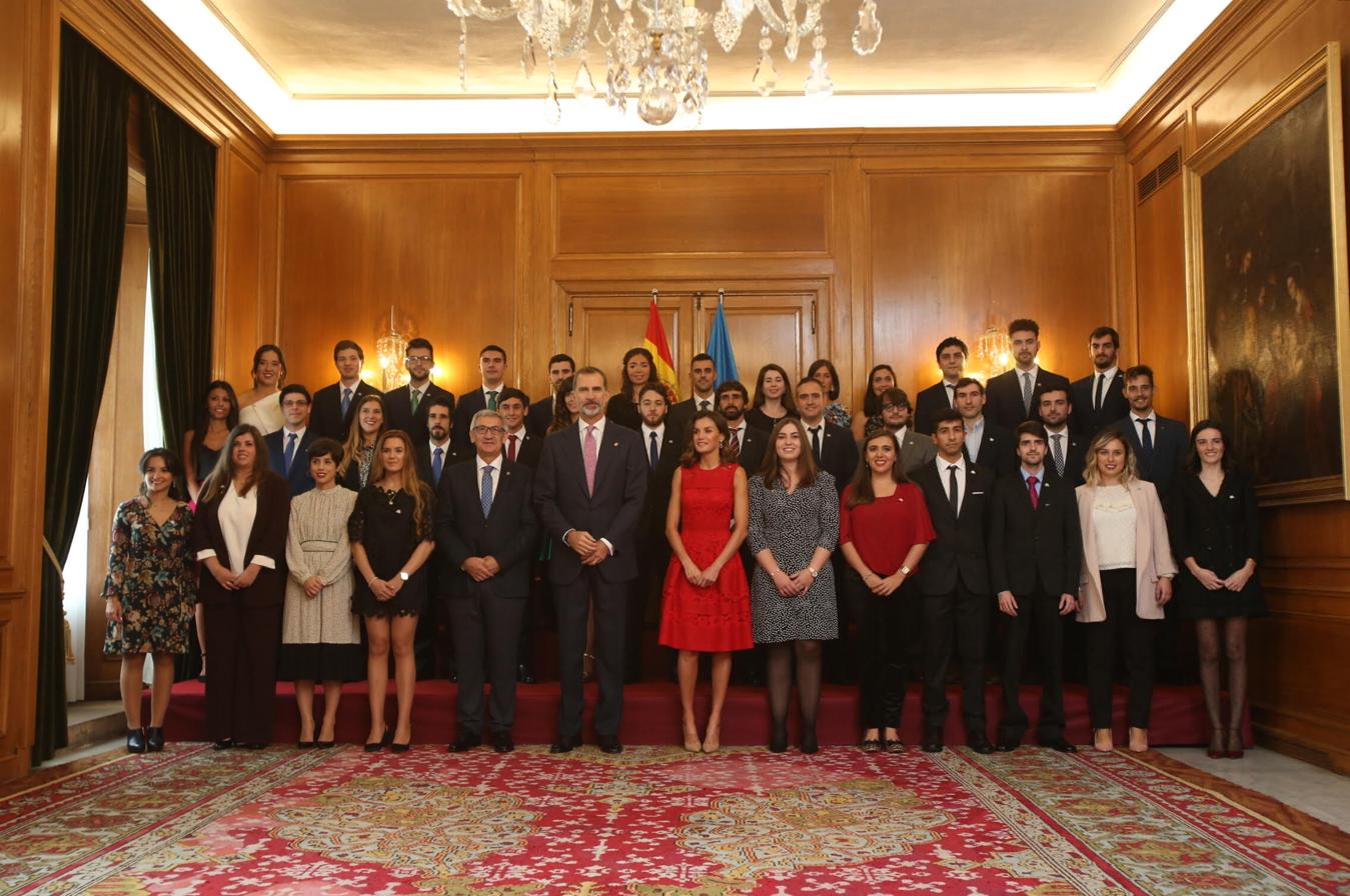 Los Reyes don Felipe y doña Letizia reciben a los Premios Fin de Carrera, los reconocidos con las Medallas del Principado y a los patronos de la Fundación. 