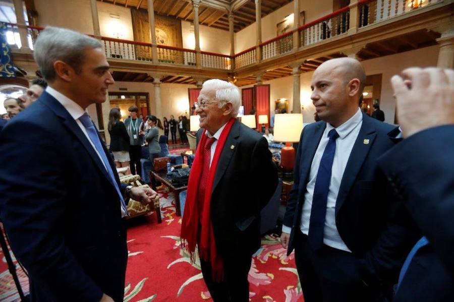 Los premiados, los patronos, los invitados a la ceremonia en el ámbito político, económico o social han pasado por el hotel ovetense durante esta jornada compartiendo charlas.