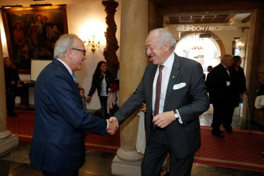 Los premiados, los patronos, los invitados a la ceremonia en el ámbito político, económico o social han pasado por el hotel ovetense durante esta jornada compartiendo charlas.