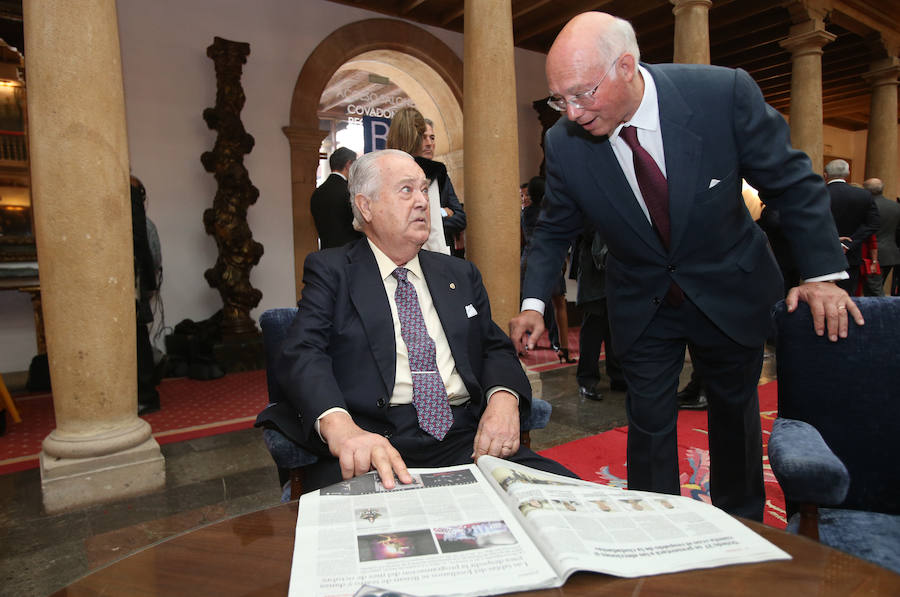 Los premiados, los patronos, los invitados a la ceremonia en el ámbito político, económico o social han pasado por el hotel ovetense durante esta jornada compartiendo charlas.