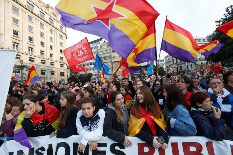 Centenares de personas se congregaron en la calle portando banderas republicanas