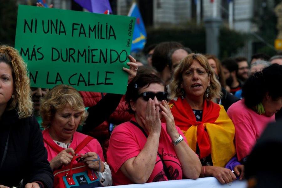 Centenares de personas se congregaron en la calle portando banderas republicanas