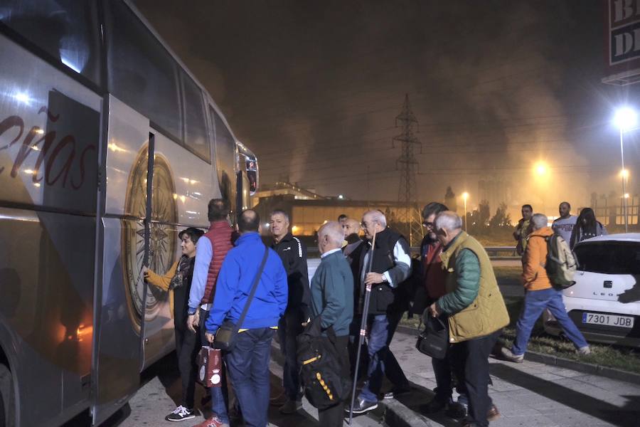 A primera hora de la mañana, una delegación de la plantilla asturiana partió a la ciudad gallega donde la multinacional también ha anunciado que cerrará su plantilla. 