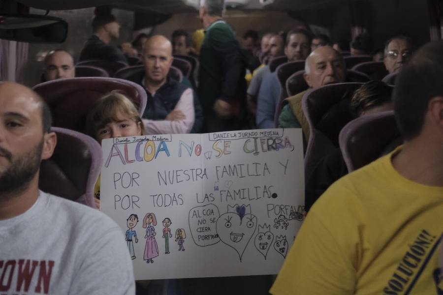 A primera hora de la mañana, una delegación de la plantilla asturiana partió a la ciudad gallega donde la multinacional también ha anunciado que cerrará su plantilla. 