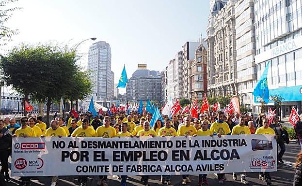 Una delegación de trabajadores de Alcoa Avilés participan en la manifestación celebrada en La Coruña. 
