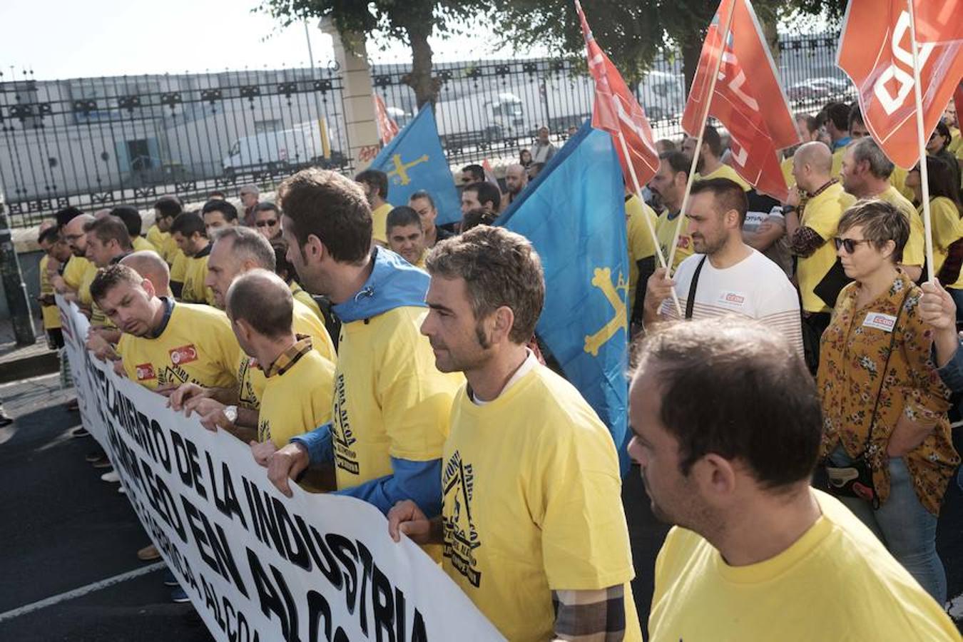 Una delegación de la planta asturiana ha participado en la manifestación celebrada este sábado en la ciudad gallega, donde la multinacional ya ha anunciado que también cerrará su planta.