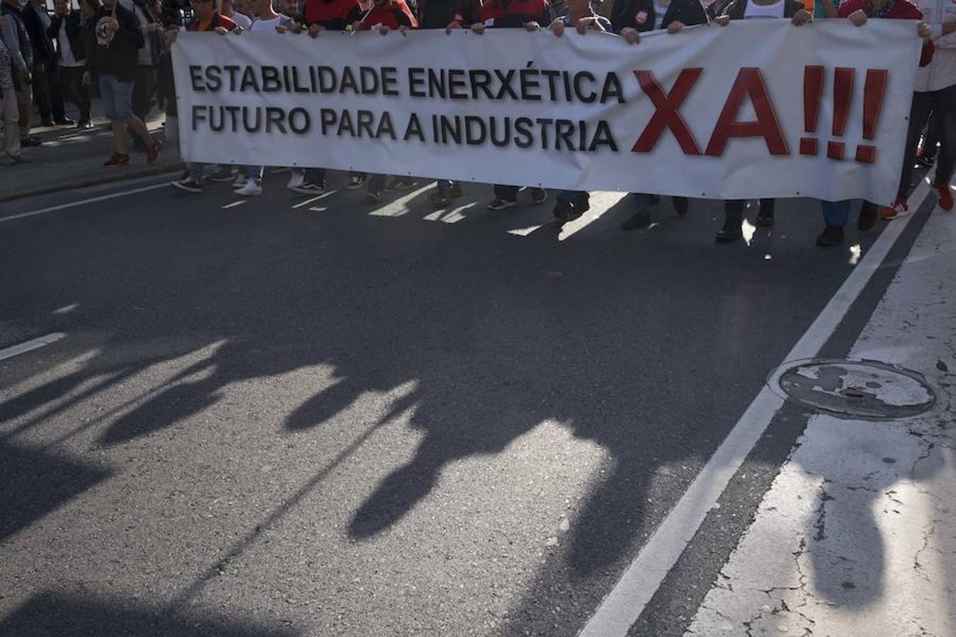 Una delegación de la planta asturiana ha participado en la manifestación celebrada este sábado en la ciudad gallega, donde la multinacional ya ha anunciado que también cerrará su planta.