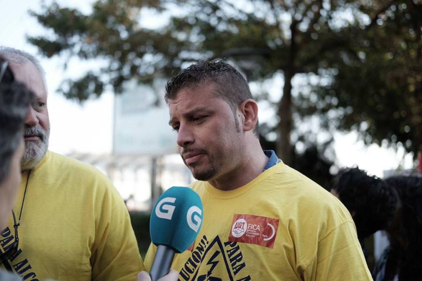 Una delegación de la planta asturiana ha participado en la manifestación celebrada este sábado en la ciudad gallega, donde la multinacional ya ha anunciado que también cerrará su planta.