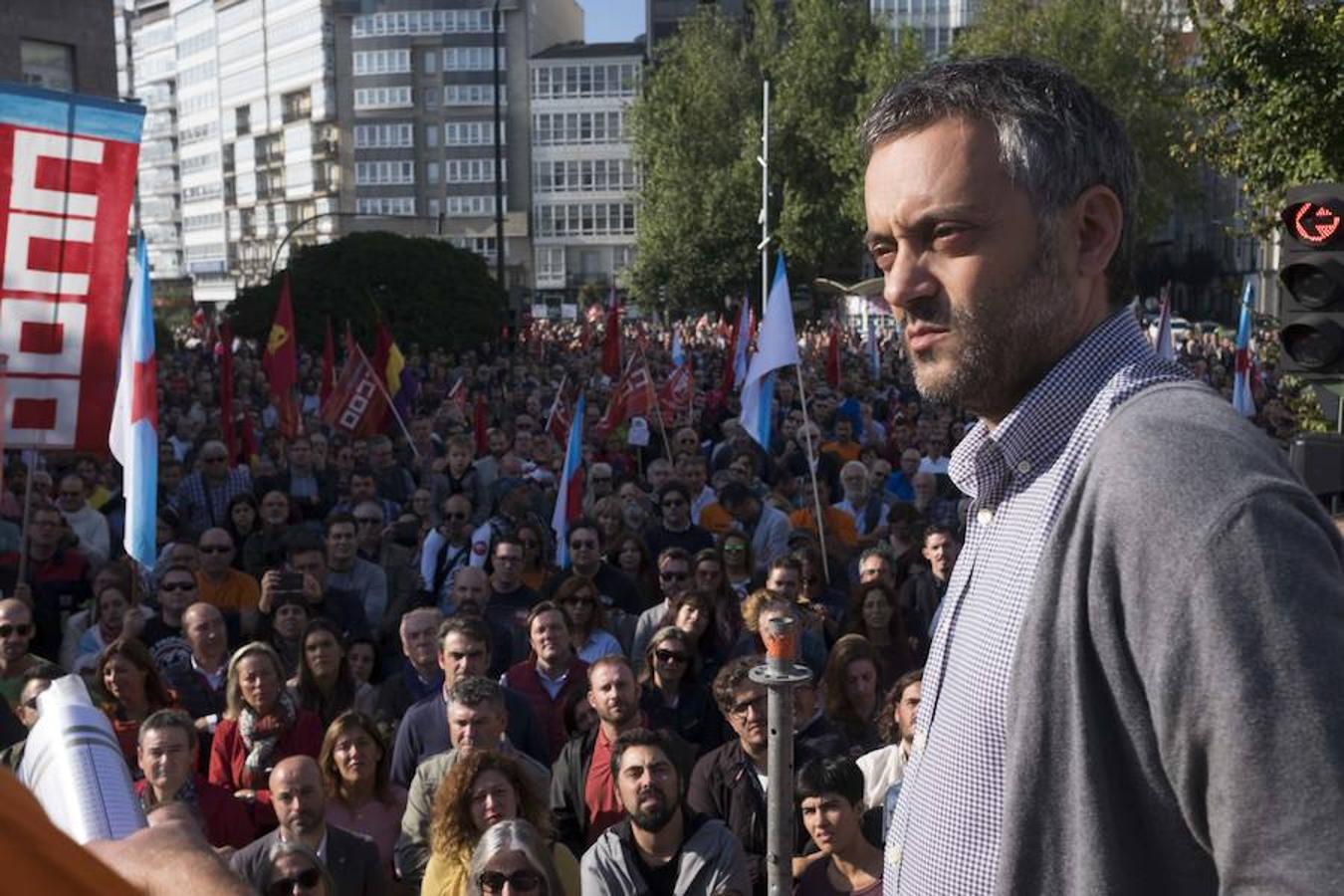 Una delegación de la planta asturiana ha participado en la manifestación celebrada este sábado en la ciudad gallega, donde la multinacional ya ha anunciado que también cerrará su planta.