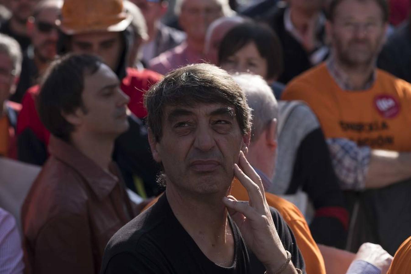 Una delegación de la planta asturiana ha participado en la manifestación celebrada este sábado en la ciudad gallega, donde la multinacional ya ha anunciado que también cerrará su planta.