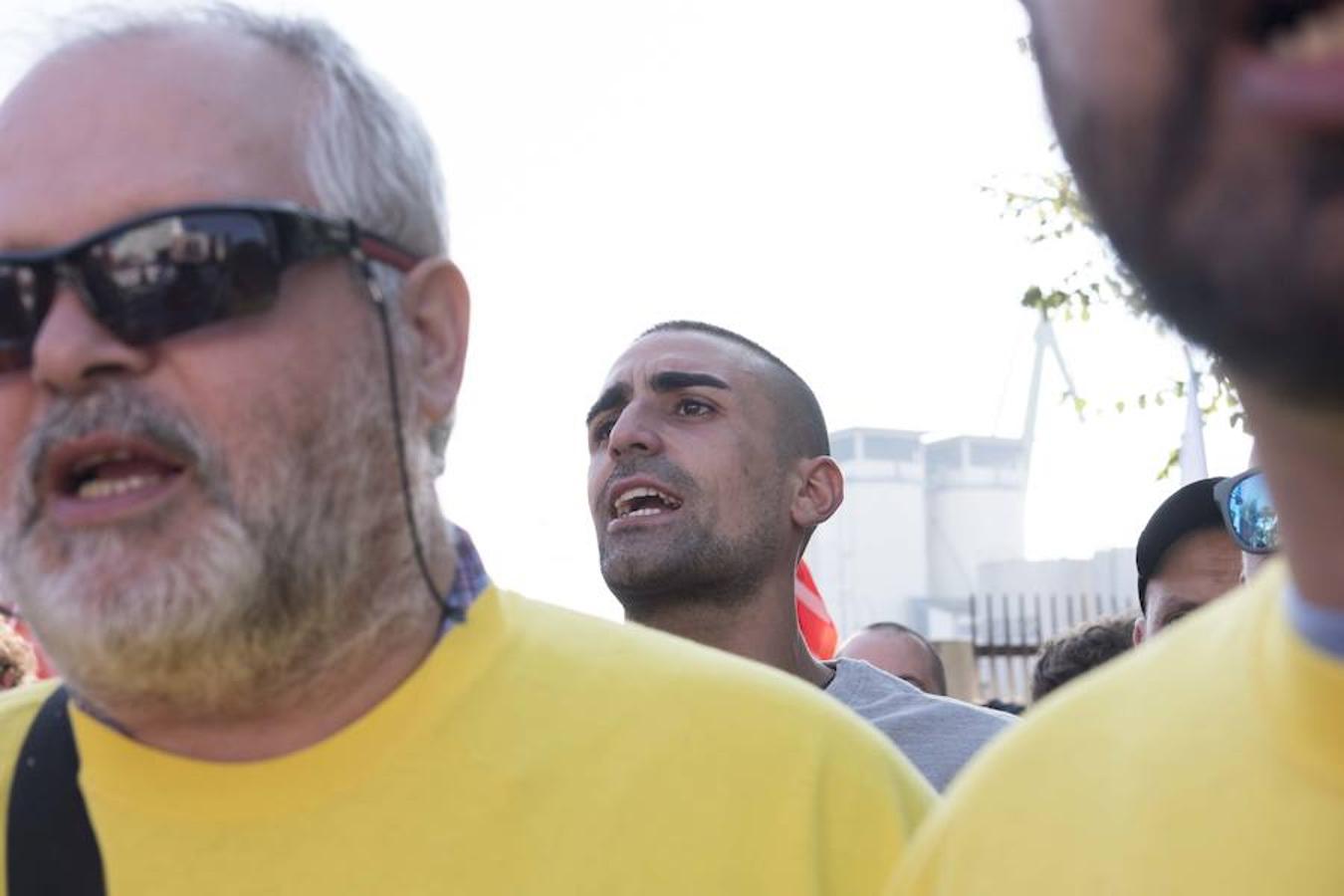 Una delegación de la planta asturiana ha participado en la manifestación celebrada este sábado en la ciudad gallega, donde la multinacional ya ha anunciado que también cerrará su planta.