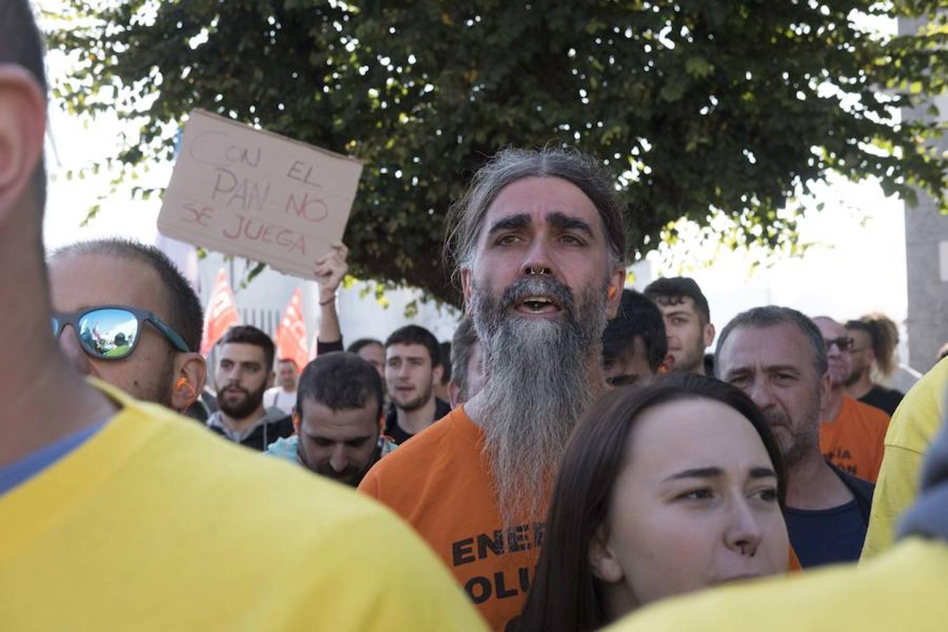 Una delegación de la planta asturiana ha participado en la manifestación celebrada este sábado en la ciudad gallega, donde la multinacional ya ha anunciado que también cerrará su planta.
