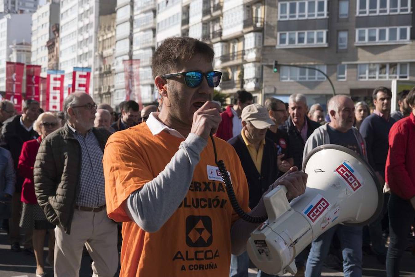 Una delegación de la planta asturiana ha participado en la manifestación celebrada este sábado en la ciudad gallega, donde la multinacional ya ha anunciado que también cerrará su planta.