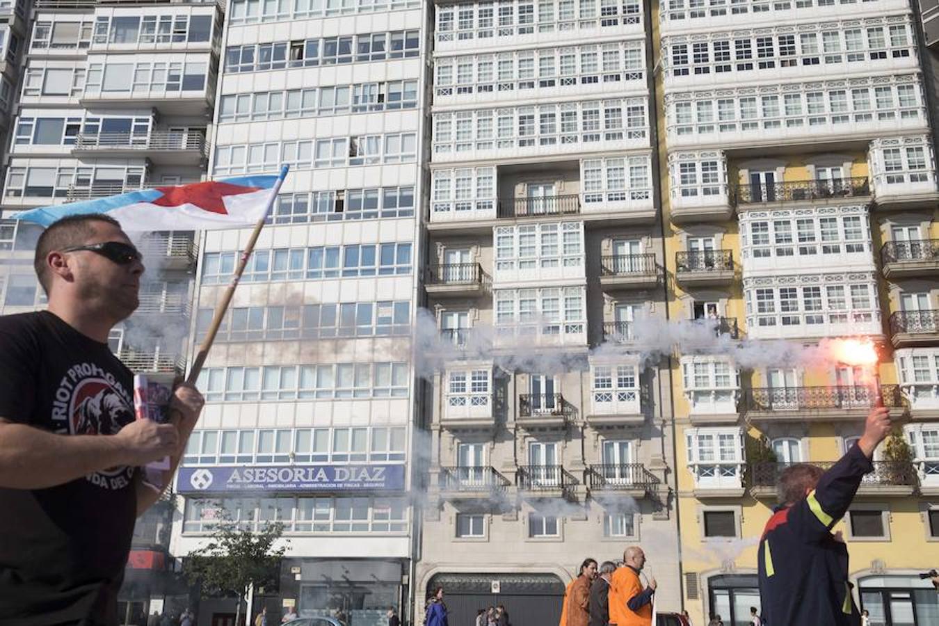 Una delegación de la planta asturiana ha participado en la manifestación celebrada este sábado en la ciudad gallega, donde la multinacional ya ha anunciado que también cerrará su planta.