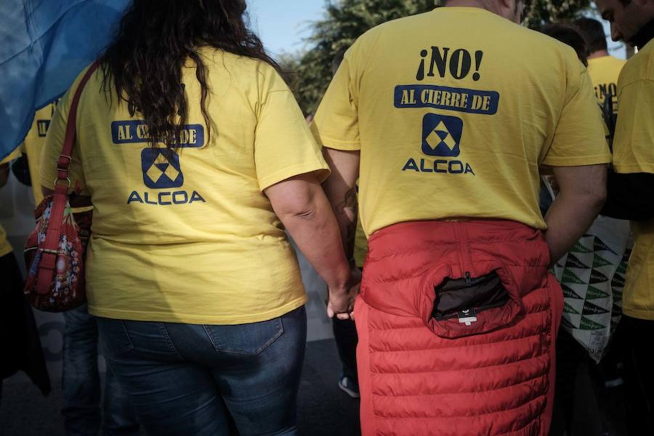 Una delegación de la planta asturiana ha participado en la manifestación celebrada este sábado en la ciudad gallega, donde la multinacional ya ha anunciado que también cerrará su planta.