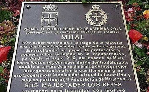 Placa con la que se reconoce a Moal Pueblo Ejemplar 2018. 