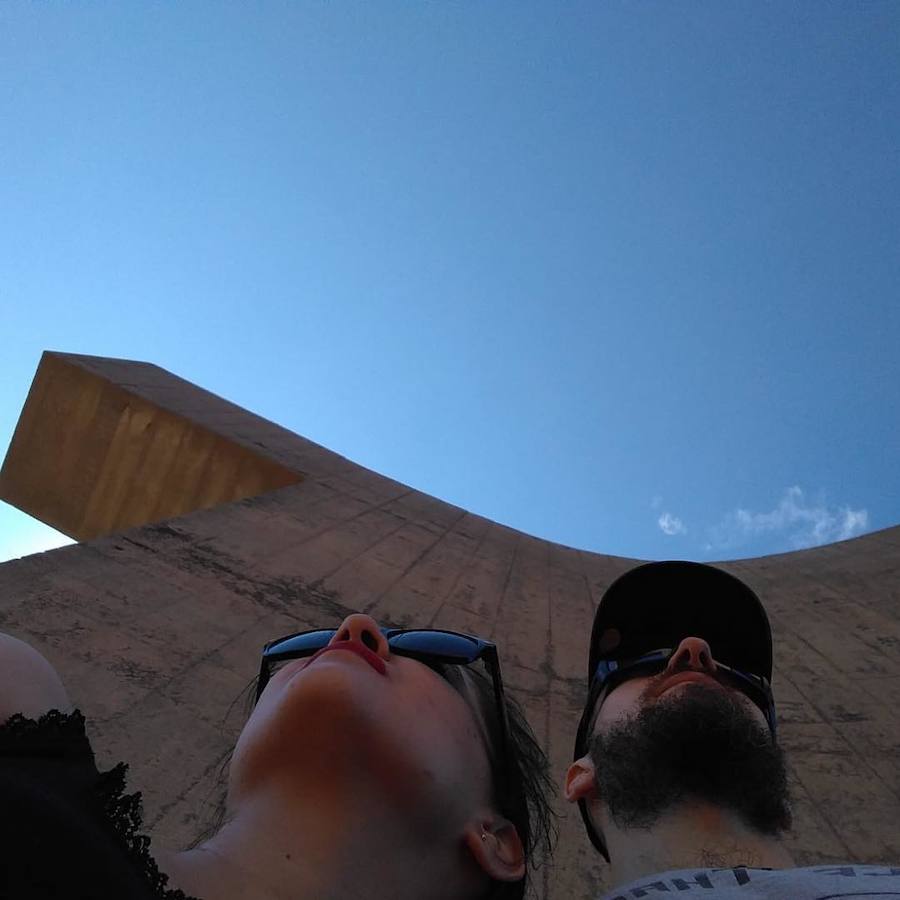 La muestra sobre el proceso de creación de la escultura gijonesa y el congreso en el que expertos de todo el mundo analizarán su impacto y conservación se complementan de la mano de aficionados a la fotografía. El concurso 'Retrato (selfie) con el Elogio'llega hoy a su fin y promete futura exposición. Aún hay tiempo