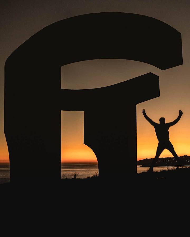 La muestra sobre el proceso de creación de la escultura gijonesa y el congreso en el que expertos de todo el mundo analizarán su impacto y conservación se complementan de la mano de aficionados a la fotografía. El concurso 'Retrato (selfie) con el Elogio'llega hoy a su fin y promete futura exposición. Aún hay tiempo