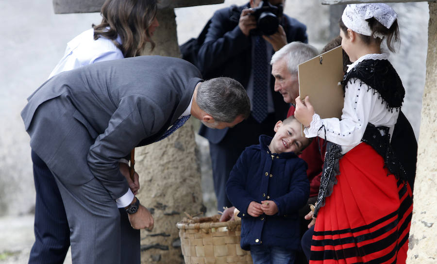 Felipe VI destaca el esfuerzo de los vecinos de Moal por proteger su entorno y «buscar alternativas» en nuevos sectores «que os permiten mantener el pueblo vivo»
